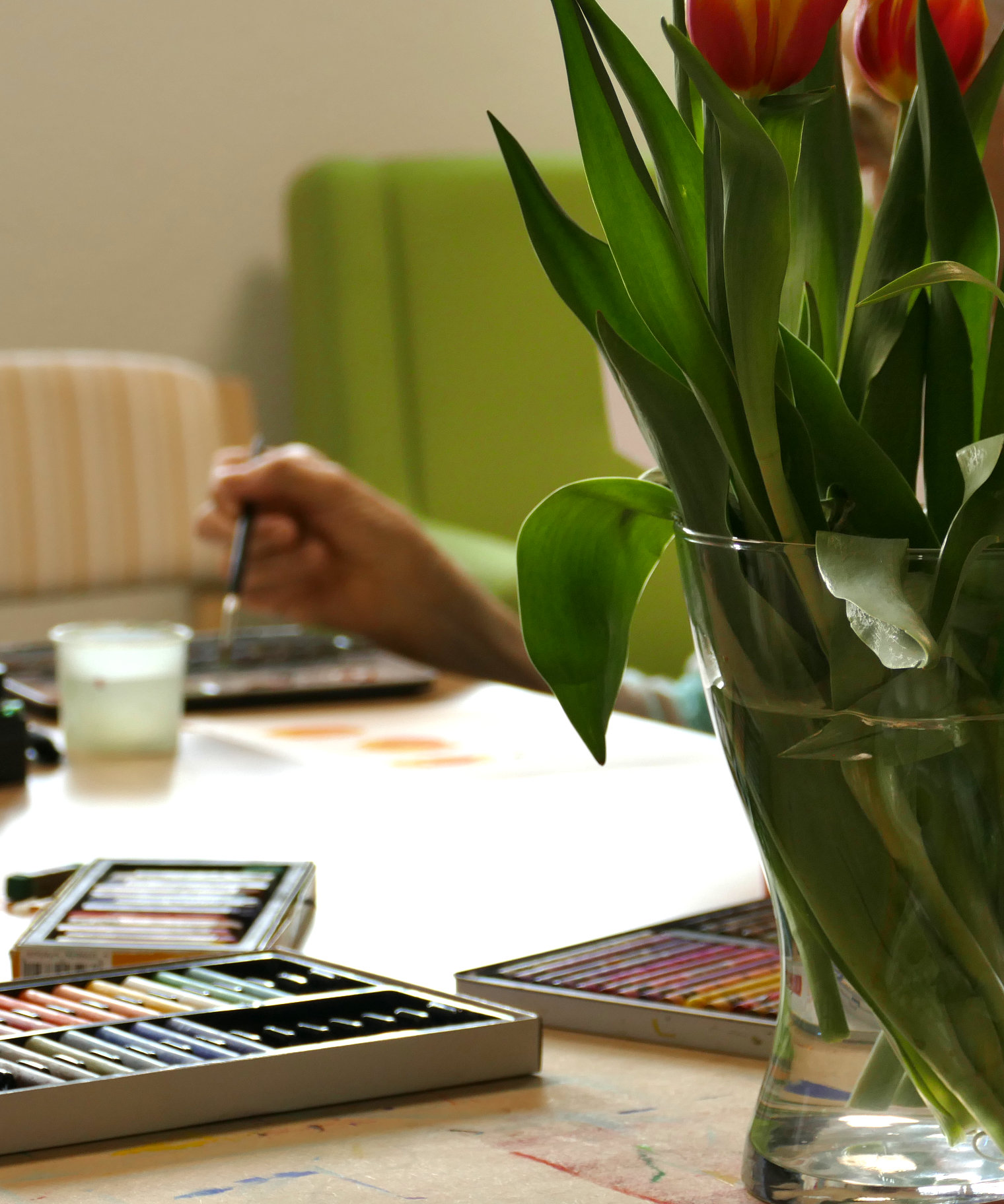 Stille Begleitung — Blumen und kreatives Gestalten am Tisch