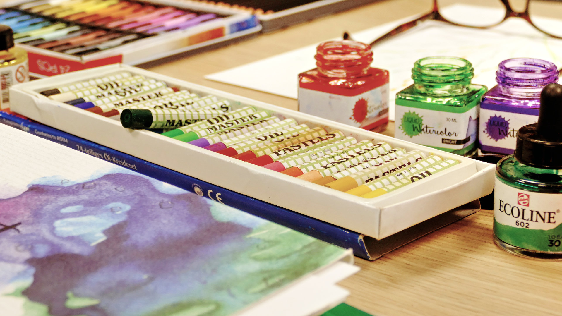 Material und Farben im Atelier — Ölkreiden, Tinte und Aquarell