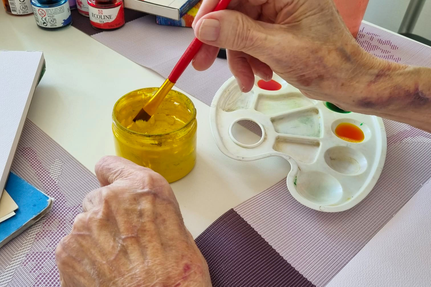 Ältere Menschen beim kreativen Gestalten