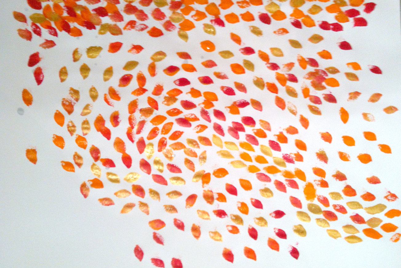 Kunstwerk von Patricia Gottbehüt — gestempelte Blätter in Orange und Rot